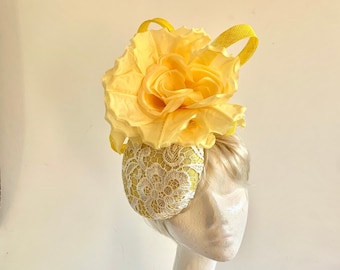 Bright yellow percher hat sinamay base covered with white lace and topped with sinamay hoops and silk flowers ! On comb.