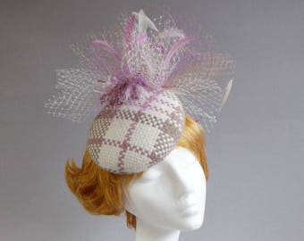 Wool white , creme and damson are the colours off this percer button hat finshed with many feathers and veil in ton sur ton colours on comb