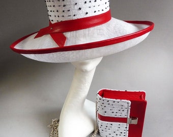 Made with passion this hat and bag in red leather and white bouclé fabric with black dots size 57 or 22,5 or smaller with adjusteble strap