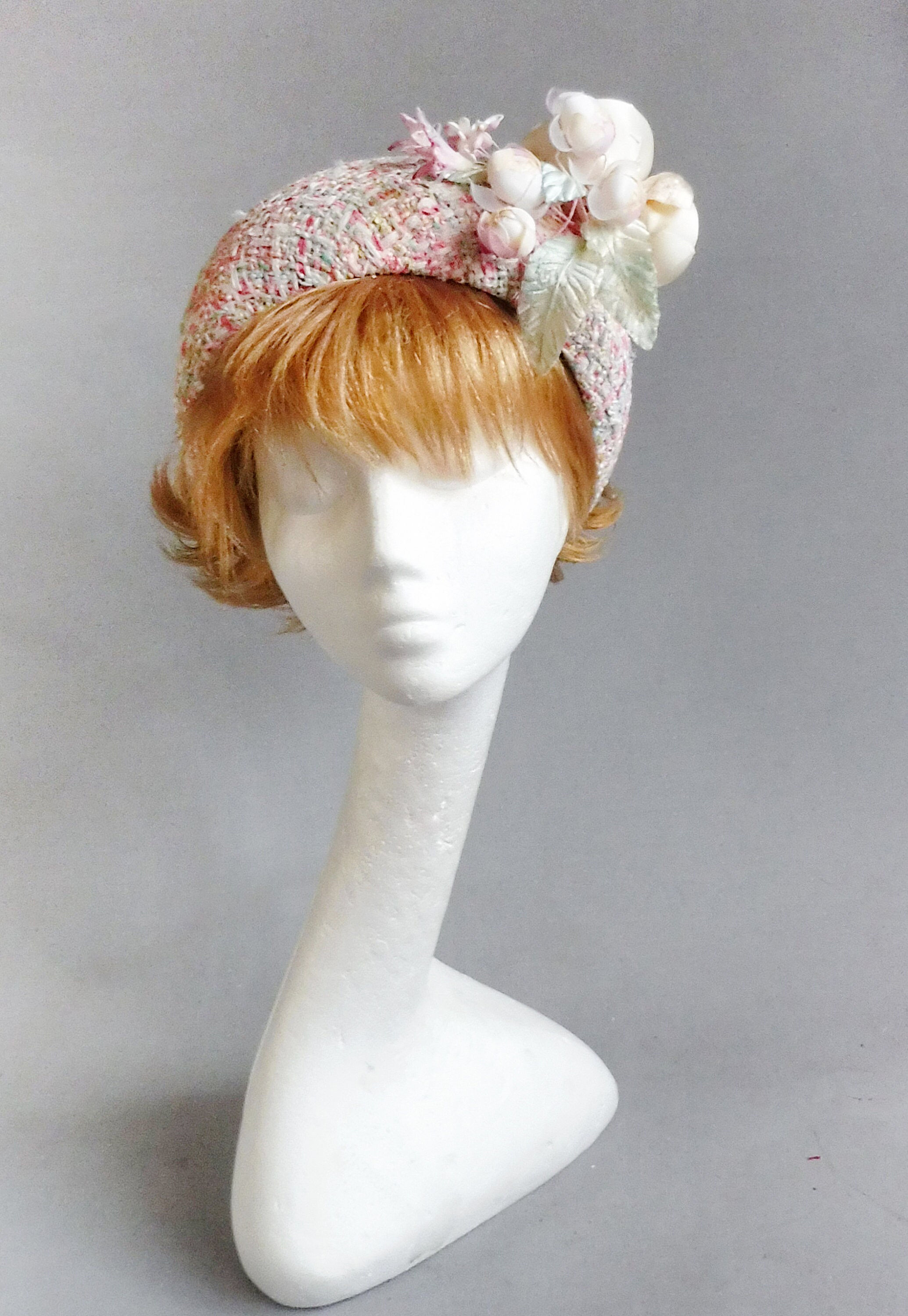 Inspired by the Duchess of Cambridge but with enough character of itself ; halo boucl\u00e9 hat in cream zilver grey with 4 ton sur ton flowers