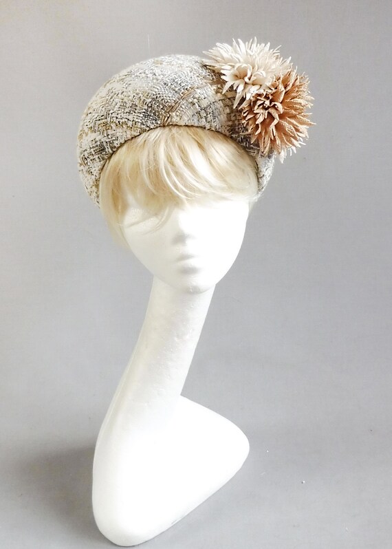 Inspired by the Duchess of Cambridge but with enough character of itself ; halo boucl\u00e9 hat in cream zilver grey with 4 ton sur ton flowers