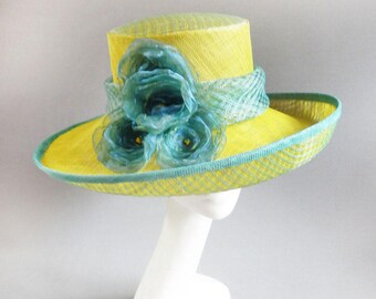 Geel blauwe sinamay hoed maat 57,5 met ton sur ton changeant bloemen