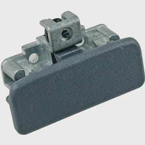 Può includere: Una maniglia di chiusura per cassetto portaoggetti automobilistico rettangolare grigio scuro con una superficie frontale in plastica testurizzata e un meccanismo interno metallico con foro di montaggio centrale e un piccolo perno in plastica nera.