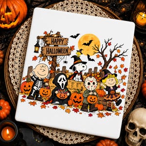 Pode incluir: Uma placa retangular branca com uma ilustração colorida de personagens Peanuts em trajes de Halloween, incluindo um esqueleto, um fantasma, um portador de máscara de hóquei e uma bruxa, com o texto Happy Halloween em uma placa.
