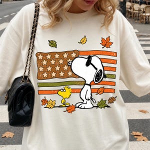 Retro-Snoopy-Herbstflagge (PNG), Amerikanische Herbstflagge mit Hund (PNG), Vintage-Peanuts-Design im patriotischen Stil, Rustikale USA-Sublimation, Digitaler Download