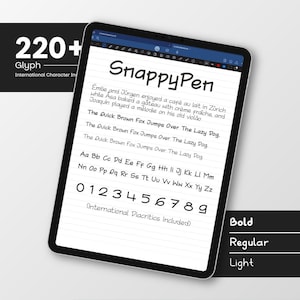Può includere: Un tablet digitale mostra il testo "SnappyPen" in un carattere scritto a mano. Lo schermo mostra un testo di esempio, un alfabeto e numeri. Il tablet presenta anche le parole "Bold", "Regular" e "Light". L'immagine include il testo "220+ Glyph International Character Ind".