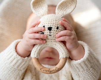 Chocalho personalizado para bebê com nome, brinquedo de chocalho artesanal em formato de animal, mordedor com gravação personalizada, presente para recém-nascido, chá de bebê, presente para sobrinho