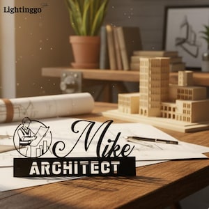 Könnte beinhalten: Ein schwarzes Schreibtischschild mit dem Namen "Mike" in Schreibschrift und dem Wort "ARCHITECT" in Großbuchstaben. Das Schild zeigt eine Grafik eines Architekten mit Bauplänen. Das Schild steht auf einem Holzschreibtisch mit Architekturmodellen und Bauplänen.