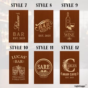 Op de afbeelding: Zes houten borden voor een bar met gouden letters. Elk bord heeft een uniek ontwerp, met teksten als "Autumn's Bar", "Bar Est. 2025" en "Man Cave Est. 2025". De rechthoekige borden hebben een donkerbruine houtnerf.