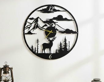 Może przedstawiać: Czarny metalowy zegar ścienny z motywem gór i lasu, w tym sylwetka jelenia. Zegar ma złote wskazówki i wyświetla cyfry 12 i 6. Nazwa marki "Lightinggo" znajduje się w lewym górnym rogu.