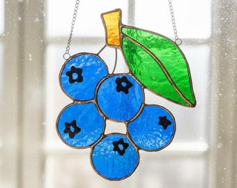 Handgemachter Blaubeer-Buntglas-Sonnenfänger, Obst-Fensterbehang, Küchendekoration, Blaubeer-Liebhaber-Geschenk, Sonnenfänger