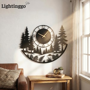 Könnte beinhalten: Schwarze Metall-Wanduhr mit einem Waldszenen-Design. Die Uhr hat ein rundes Zifferblatt mit goldfarbenen Zeigern und einer dekorativen Waldsilhouette. Der Text "Lightinggo Studio" befindet sich in der oberen linken Ecke.