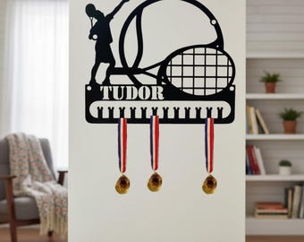 Gepersonaliseerde tennismedaillehouder, aangepaste naammedaille displayrek, tennisspeler metalen muurkunst cadeau