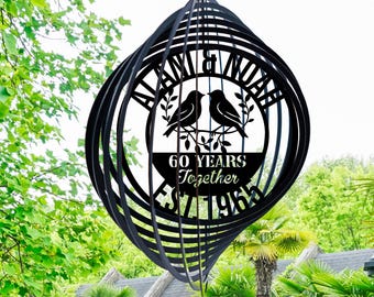 Gepersonaliseerde windspinner 60e verjaardag: metaalkinetische tuinkunst