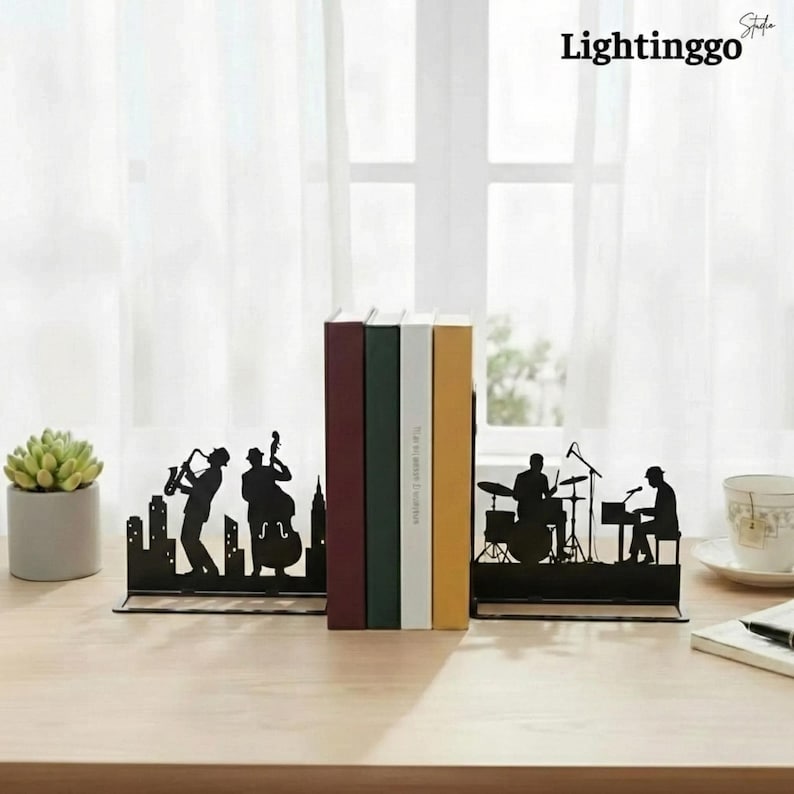 Sujetalibros metálicos de música jazz personalizados, decoración personalizada con silueta de ciudad, arte de estantería con saxofón y violonchelo, regalo para profesor de música, adorno para músico imagen 1
