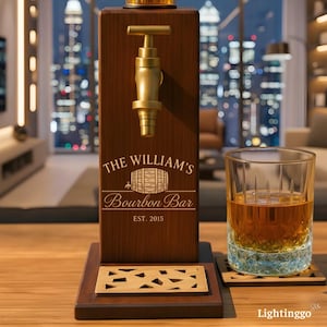 Op de afbeelding: Een houten bourbon dispenser met een messing kraan en de tekst "The William's Bourbon Bar EST. 2015." Een glas amberkleurige vloeistof staat naast de dispenser op een houten onderzetter.