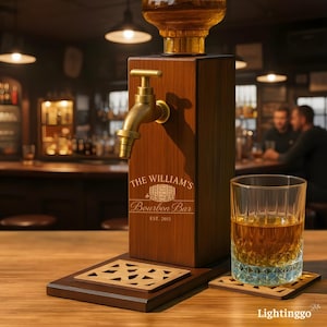 Op de afbeelding: Een houten bourbon dispenser met een messing kraan en een glas amberkleurige vloeistof. De dispenser is gegraveerd met "The William's Bourbon Bar" en "EST. 2015". Een onderzetter en een decoratieve basis zijn ook zichtbaar.