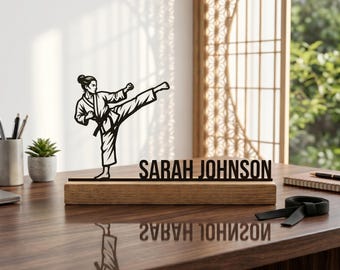 Weibliche Karate Custom Schreibtisch Namensschild, Martial Arts Büro Dekor, personalisierte Schwarzer Gürtel Geschenk für Sie, Holzschild