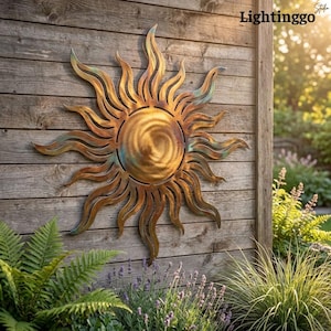 Peut inclure: Une sculpture murale en métal représentant un soleil, composée d'un disque central doré à la texture tourbillonnante, entouré de rayons allongés en forme de flammes aux tons bronze, cuivre et aux subtiles nuances bleu-vert.