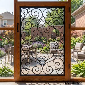 Puede incluir: Una puerta mosquitera de madera con un inserto de metal negro con intrincados patrones de volutas. El marco de la puerta es de madera marrón claro con veta visible. El diseño consta de curvas y bucles metálicos simétricos.