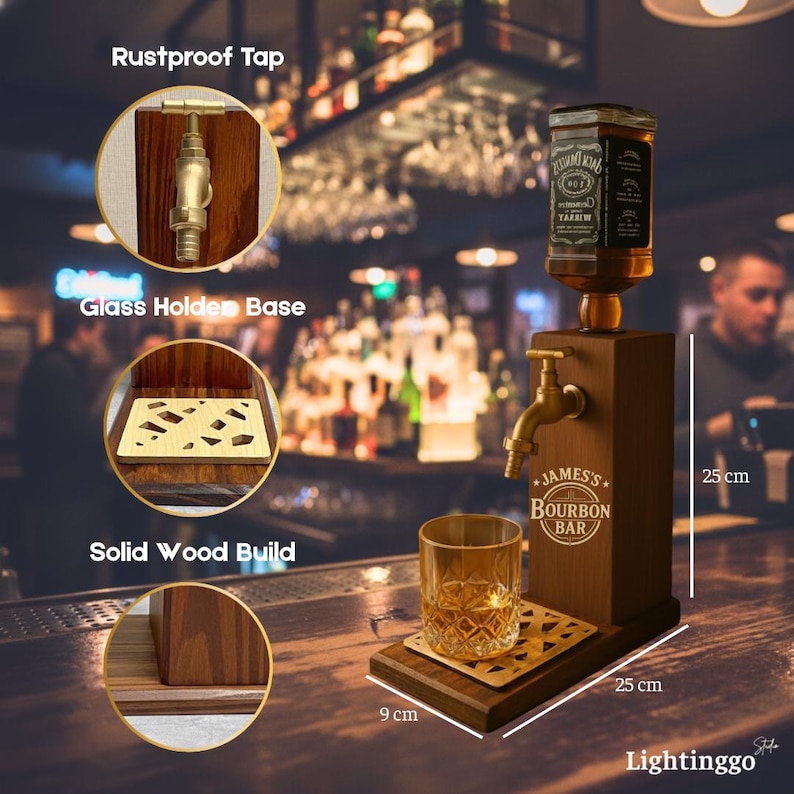 Op de afbeelding: Een houten bourbon dispenser met een roestvrije kraan en een glashouder. De dispenser is 25 cm hoog en 25 cm breed, met een basis van 9 cm. De tekst "JAMES'S BOURBON BAR" is zichtbaar.