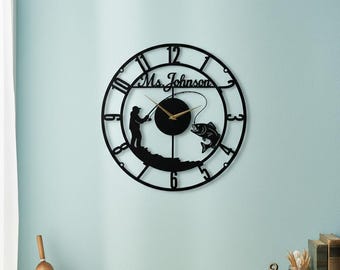 Reloj de pared de metal personalizado para pesca, regalo de pescador, decoración de pared, arte de casa de lago hecho a mano, letrero de pesca de lubina, regalo deportivo