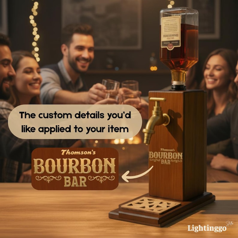 Op de afbeelding: Een houten bourbon dispenser met een messing kraan en een glazen fles gevuld met amberkleurige vloeistof. De dispenser heeft de tekst "Thomson's Bourbon Bar" en de zin "The custom details you'd like applied to your item".