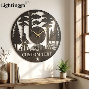 Relógio de parede de metal com desenho de lenhador, placa decorativa com motosserra, decoração temática de lenhador.