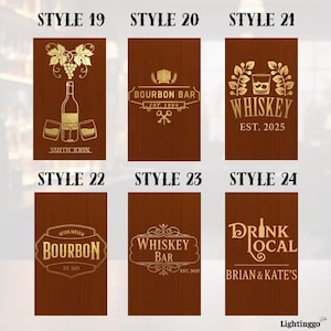 Op de afbeelding: Zes houten borden voor een bar met gouden letters. Ontwerpen omvatten "Bourbon Bar" en "Whiskey". Elk bord heeft unieke afbeeldingen zoals druiven, vaten en glazen. De borden zijn bruin met gouden tekst.