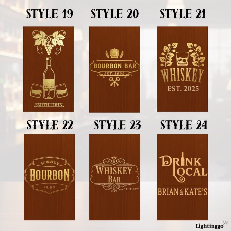 Op de afbeelding: Zes houten borden voor een bar met gouden letters. Ontwerpen omvatten "Bourbon Bar" en "Whiskey". Elk bord heeft unieke afbeeldingen zoals druiven, vaten en glazen. De borden zijn bruin met gouden tekst.