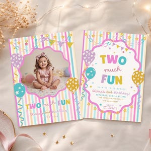 Pode incluir: Dois cartões de convite de aniversário retangulares com listras verticais em tons pastel rosa, azul e amarelo. Os cartões exibem o texto TWO MUCH FUN, balões, estrelas e bandeirolas. Um cartão inclui a foto de uma criança de vestido rosa.