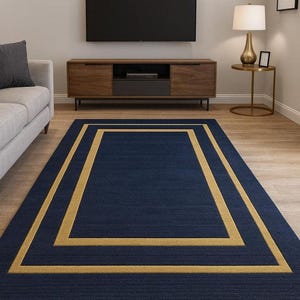 Könnte beinhalten: Ein rechteckiger marineblauer Teppich mit goldenem Rand. Der Teppich liegt auf einem Holzboden in einem Wohnzimmer. Das Design des Teppichs weist einen doppelten goldenen Rand auf.