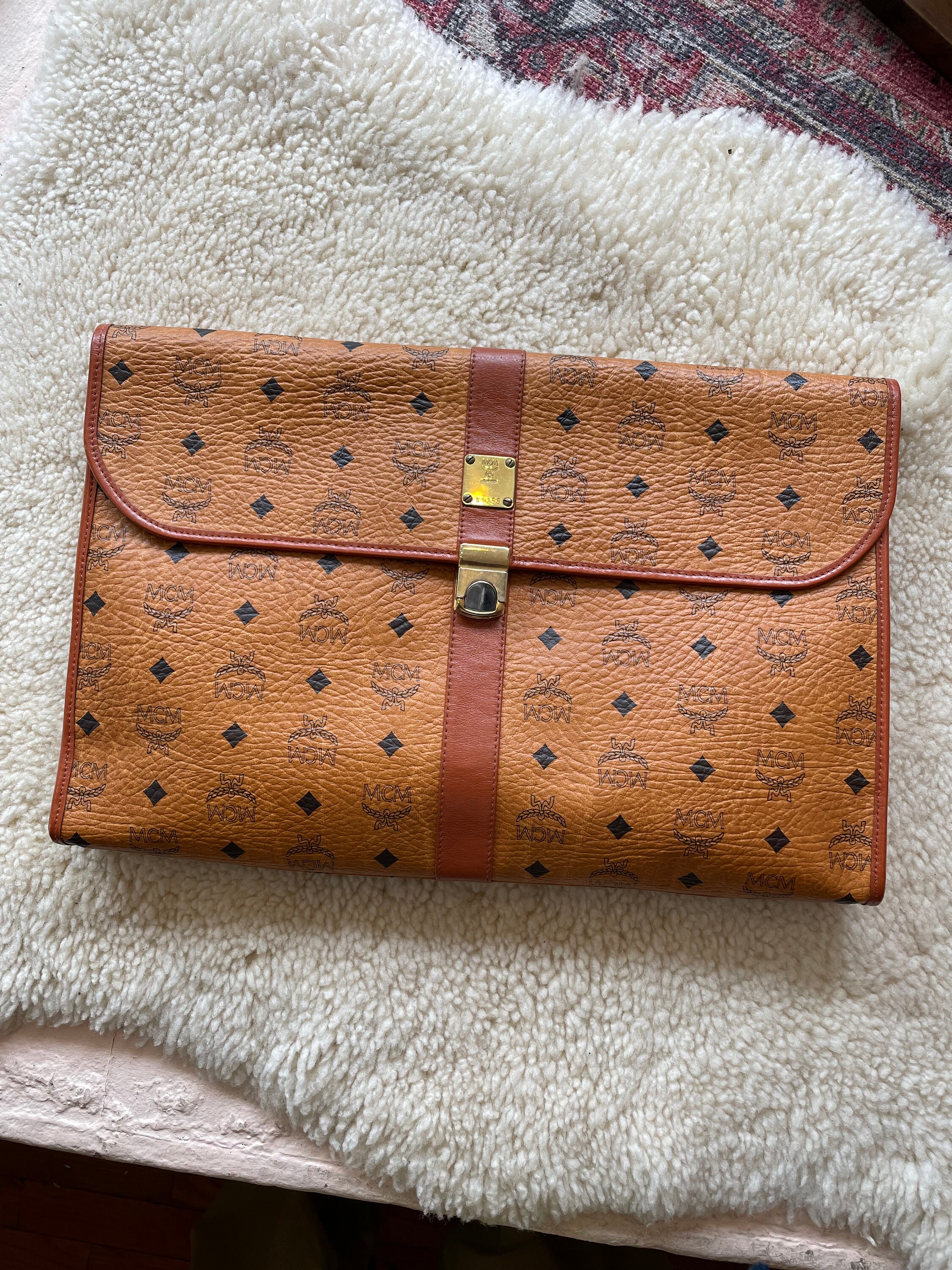 Give Your iPad Poche Looks With Louis Vuitton Documents Portfolio