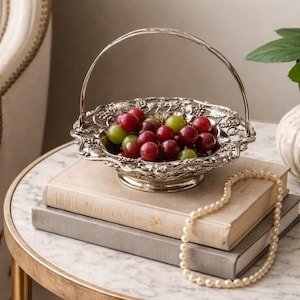 Cesta de noiva vintage Lord & Taylor em prata com relevo de uvas e alça articulada.