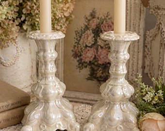 Candelabros de cerámica vintage iridiscente con diseño de nácar, par de candelabros blancos ornamentados