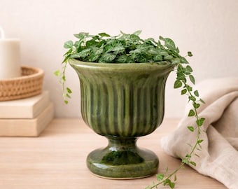 Macetero de cerámica con pedestal y acabado estriado en verde musgo vintage de Haeger USA
