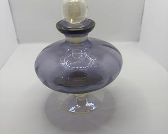 Handblåst karaff i konstglas, rökfärgad lila glaspropp, mitten av århundradet, 18 cm