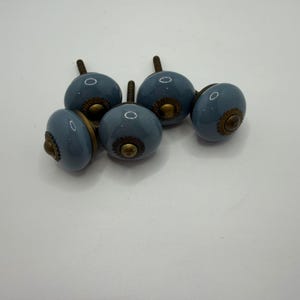 Set med 5 skifferblå keramiska lådhandtag med vintagemässingskåpsknoppar i blommönster