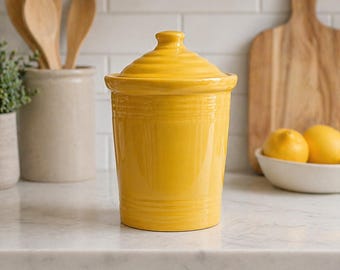 Bote mediano de cerámica hermético color amarillo girasol Vintage Fiesta con tapa.