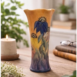 Linden Hills handmålad blomvas 23 cm blå solhatt Design Studio Pottery