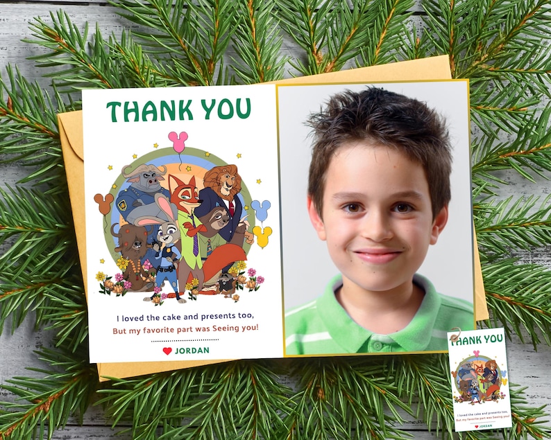 Puede incluir: Una tarjeta de agradecimiento con una ilustraci&oacute;n de dibujos animados de personajes de Zootopia y el texto "THANK YOU" en verde. La tarjeta tambi&eacute;n incluye una foto de un ni&ntilde;o sonriente. El texto dice: "&iexcl;Tambi&eacute;n me encantaron el pastel y los regalos, pero mi parte favorita fue verte!" y el nombre "JORDAN".