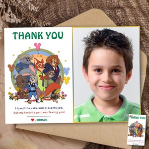 Puede incluir: Una tarjeta de agradecimiento personalizada con una foto de un ni&ntilde;o sonriente. La tarjeta incluye el texto "THANK YOU" en verde y una colorida ilustraci&oacute;n de personajes. El texto debajo de la ilustraci&oacute;n dice "I loved the cake and presents too, But my favorite part was Seeing you!" con el nombre "JORDAN".