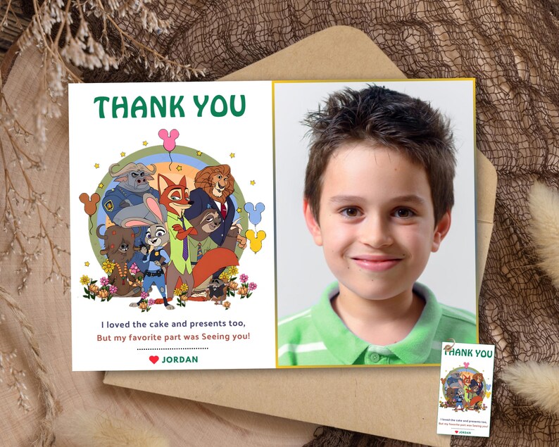 Puede incluir: Una tarjeta de agradecimiento personalizada con una foto de un ni&ntilde;o sonriente. La tarjeta incluye el texto "THANK YOU" en verde y una colorida ilustraci&oacute;n de personajes. El texto debajo de la ilustraci&oacute;n dice "I loved the cake and presents too, But my favorite part was Seeing you!" con el nombre "JORDAN".