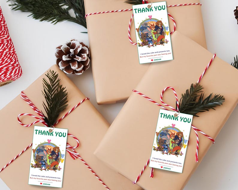 Puede incluir: Cuatro regalos envueltos en papel beige, atados con hilo rojo y blanco y decorados con ramitas verdes. Cada regalo tiene una etiqueta de "Gracias" con una ilustraci&oacute;n de dibujos animados y texto. Tambi&eacute;n se ve una pi&ntilde;a y un cono de hilo.