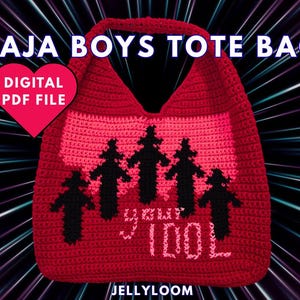 Puede incluir: Un bolso tote rojo tejido a ganchillo con el texto "SAJA BOYS TOTE BAG" y "DIGITAL PDF FILE". El bolso presenta un panel rosa con siluetas negras y las palabras "YOUR IDOL" en blanco. La esquina inferior derecha tiene la palabra "JELLYLOOM".
