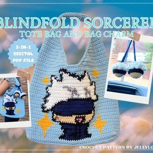 Op de afbeelding: Lichtblauwe gehaakte tote bag met een karakterontwerp, steraccenten en de tekst "BLINDFOLD SORCERER TOTE BAG AND BAG CHARM". Inclusief een bijpassende tashanger. De afbeelding toont ook een kleinere tas en hanger.
