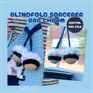 Op de afbeelding: Gehaakte tashanger met een blinddoek tovenaar ontwerp. De bedel is wit, zwart en bruin. De tekst "Blindfold Sorcerer Bag Charm" is blauw. De afbeelding bevat ook de tekst "Digital PDF File".