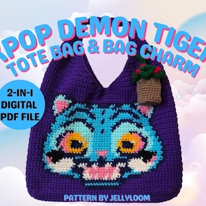 Może przedstawiać: Fioletowa szydełkowa torba typu tote z niebieskim wzorem w kształcie tygrysiej twarzy. Torba ma pasujący szydełkowy urok małej rośliny doniczkowej. Tekst na torbie brzmi "KPOP DEMON TIGER TOTE BAG & BAG CHARM" i "2-IN-1 DIGITAL PDF FILE".