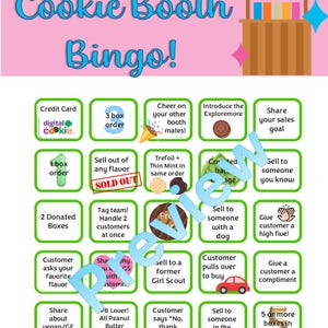 Peut inclure: Un jeu de bingo "Cookie Booth Bingo!" rose et turquoise avec diverses cases. Le coin supérieur droit présente un graphique de stand de cookies en bois. Les cases incluent des phrases comme "3 box order" et "Sell to someone you know."