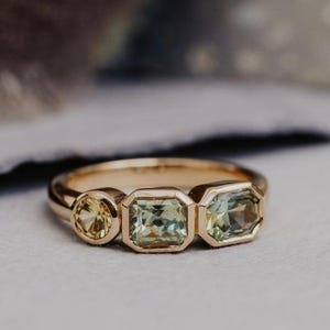 Anillo de tres piedras con zafiro Montana: anillo de compromiso geométrico de inspiración vintage en oro macizo de 14 quilates con bisel. Piedras preciosas de origen ético de EE. UU. imagen 1